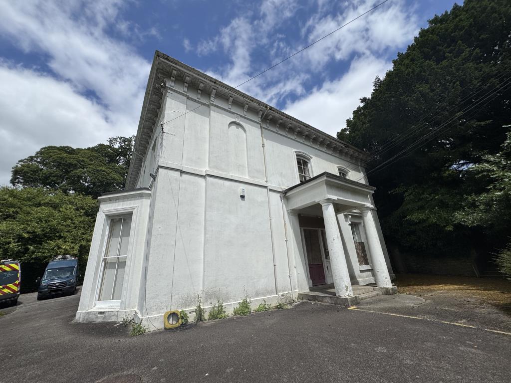 Lot: 18 - DETACHED PROPERTY WITH POTENTIAL AND LARGE CAR PARK - Entrance to the property